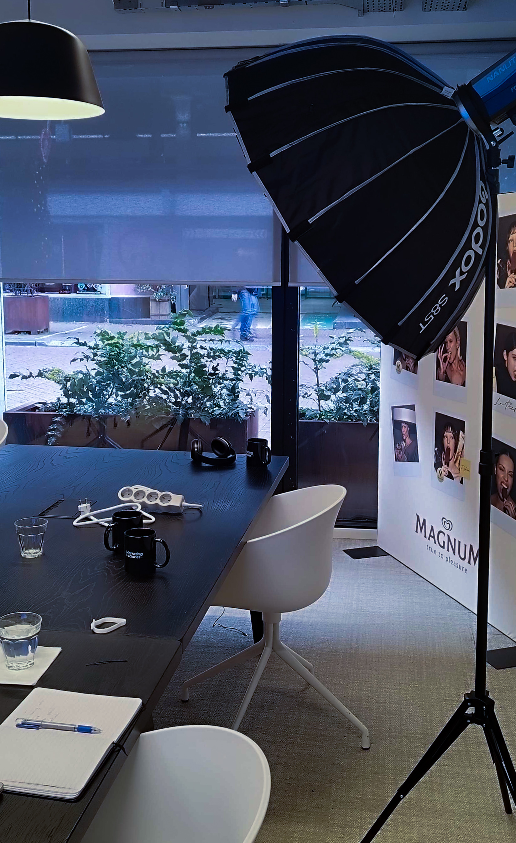 Magnum × Lola MullenLowe behind the scenes 6